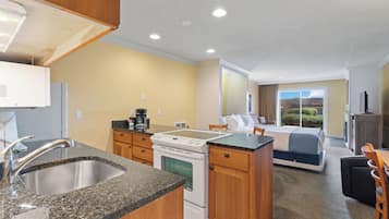 Suite, 2 Queen Beds, Ocean View (Oceanfront 1 Bedrm Suite Pet Friendly) | Private kitchen