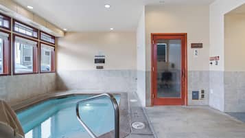 Bañera de hidromasaje cubierta