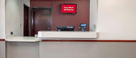 Una recepción con un cartel que indica Wi-Fi gratuito en todas las habitaciones.