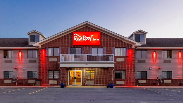 A Red Roof Inn with a prominent red sign, a balcony, and a brick facade. - Red Roof Inn Hartselle (Hartselle)