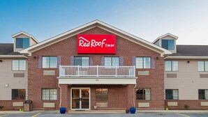 A Red Roof Inn with a brick facade, a balcony, and a clear sky. - Red Roof Inn Hartselle (Hartselle)