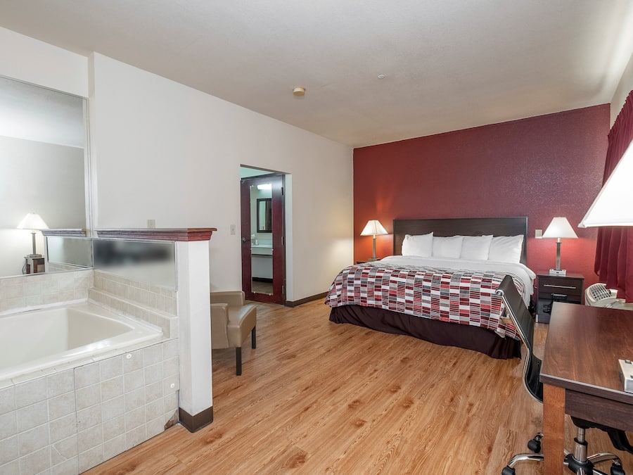 Superior Room, 1 King Bed, Non Smoking, Jetted Tub | Desk, laptop workspace, iron/ironing board, free cribs/infant beds