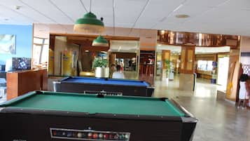 2 bares y bar junto a la piscina