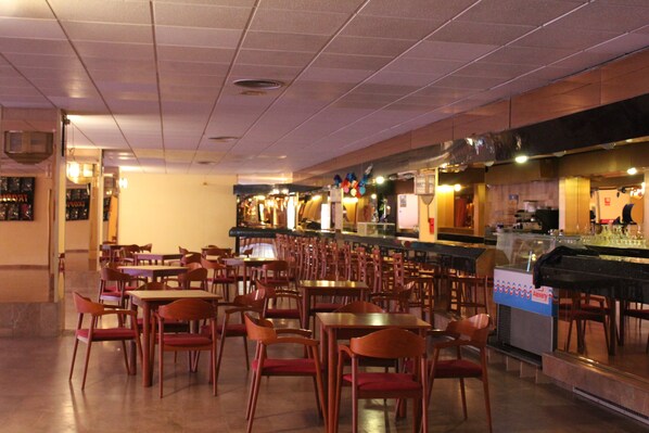 2 bars/lounges, poolside bar
