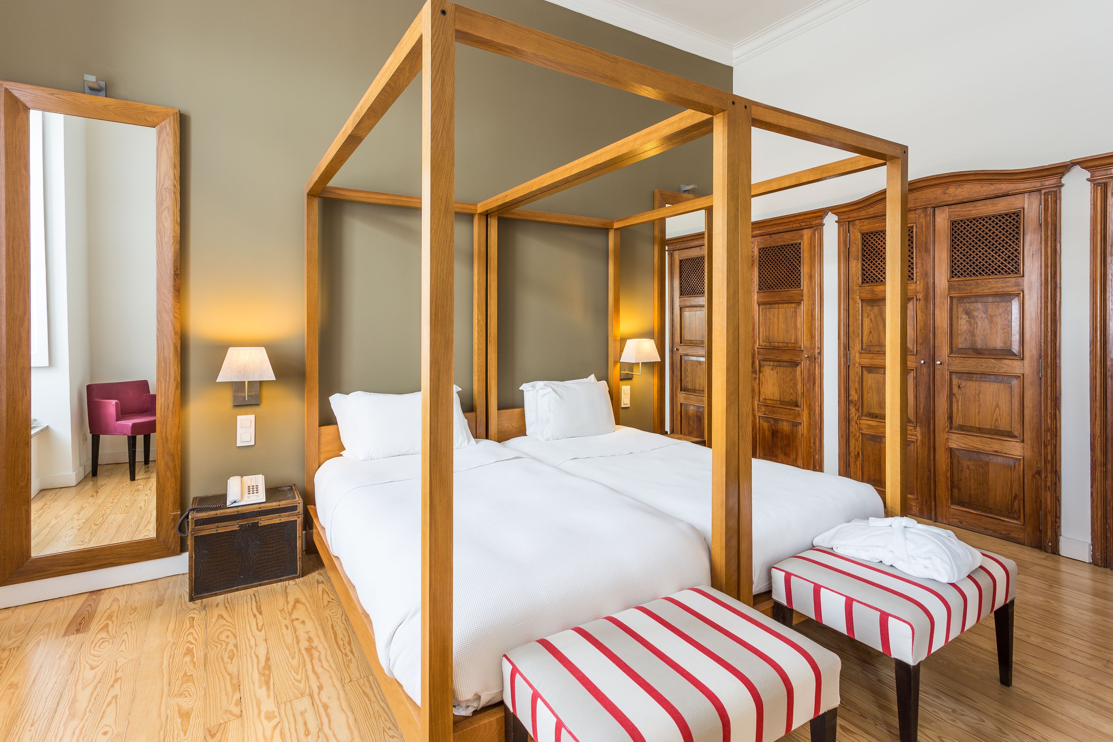 minibar, in-room safe, individually decorated, desk