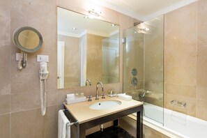 Habitación superior con 1 cama matrimonial o 2 individuales | Baño | Tina con regadera, amenidades de baño de diseñador, secadora de cabello