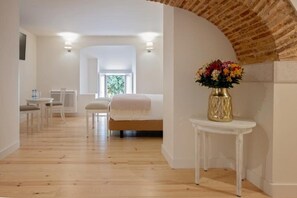 Minibar, caja de seguridad en la habitación y decoración personalizada