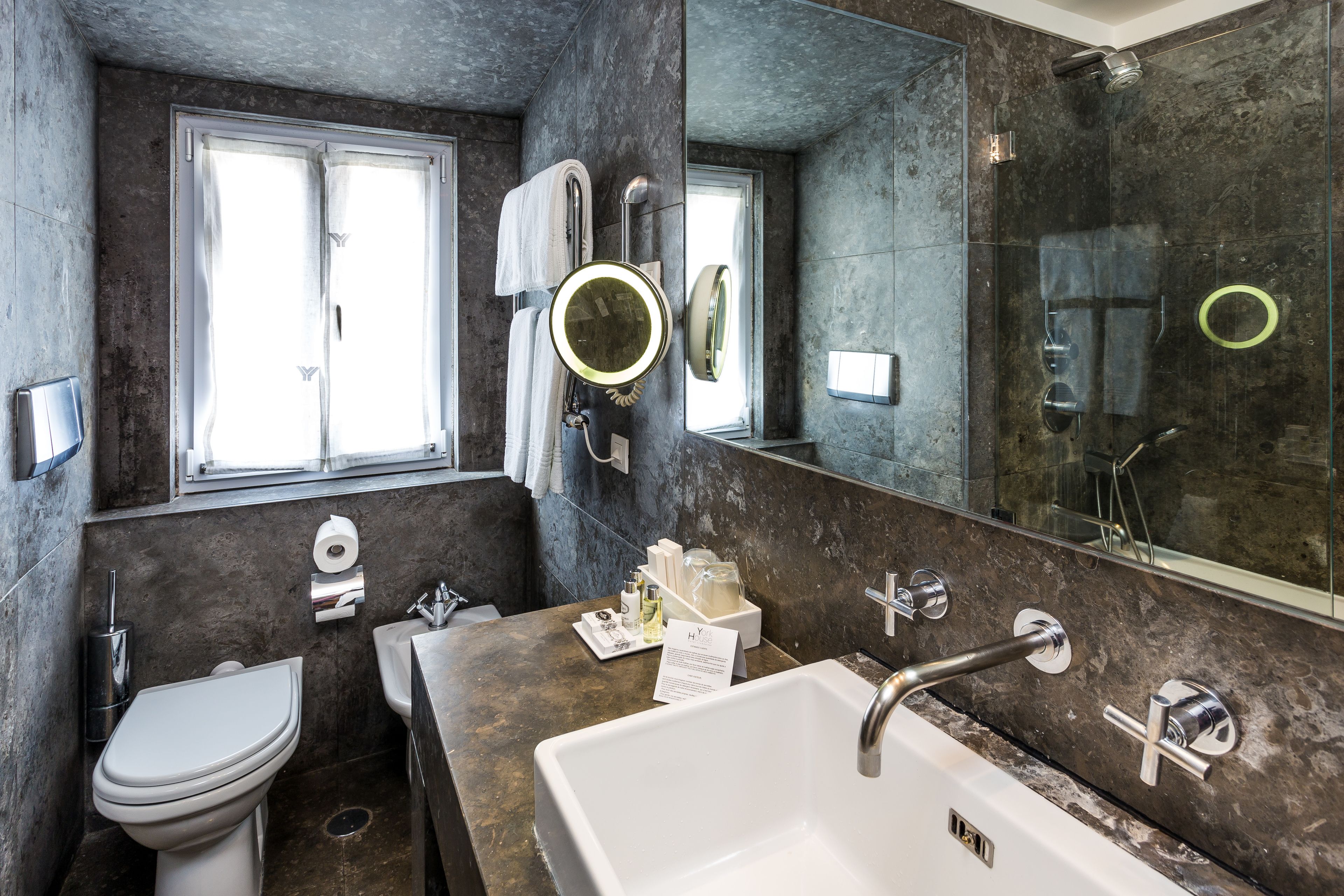 superior double or twin room | bathroom | combined shower/bathtub, designer toiletries, hair dryer, bidet