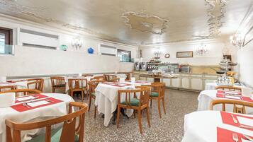 Tägliches kontinentales Frühstück (6 EUR pro Person)