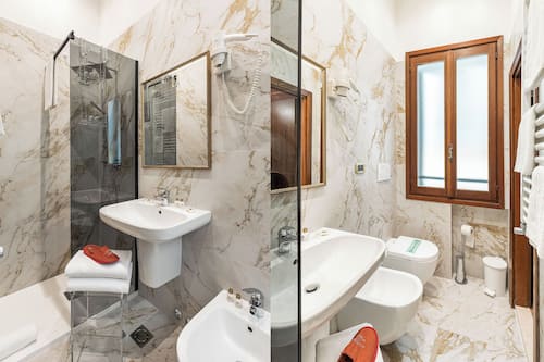 Chambre Classique Double ou avec lits jumeaux | Salle de bain | Ensemble douche/baignoire, articles de toilette gratuits, sèche-cheveux