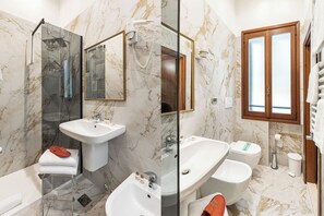 Habitación clásica con 1 cama matrimonial o 2 individuales | Baño | Tina con regadera, amenidades de baño gratuitas, secadora de cabello 