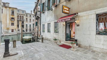 Façana frontal de l'allotjament