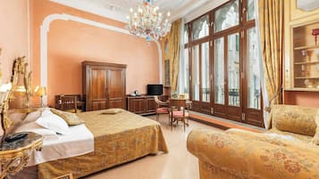 Luxury-Zimmer, Balkon, Kanalblick | Allergikerbettwaren, Daunenbettdecken, Minibar, Zimmersafe