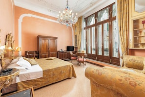 Habitación de lujo, balcón, vistas al canal | Ropa de cama hipoalergénica, edredones de plumas, minibar y caja fuerte