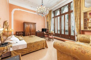 Camera Luxury, balcone, vista canale | Biancheria da letto ipoallergenica, copriletto in piuma, minibar