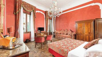 Luxury-Zimmer, Balkon, Kanalblick | Allergikerbettwaren, Daunenbettdecken, Minibar, Zimmersafe