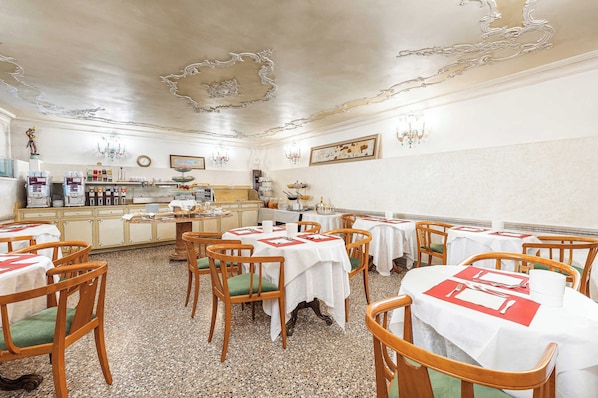 Daily continental breakfast (EUR 6 per person)