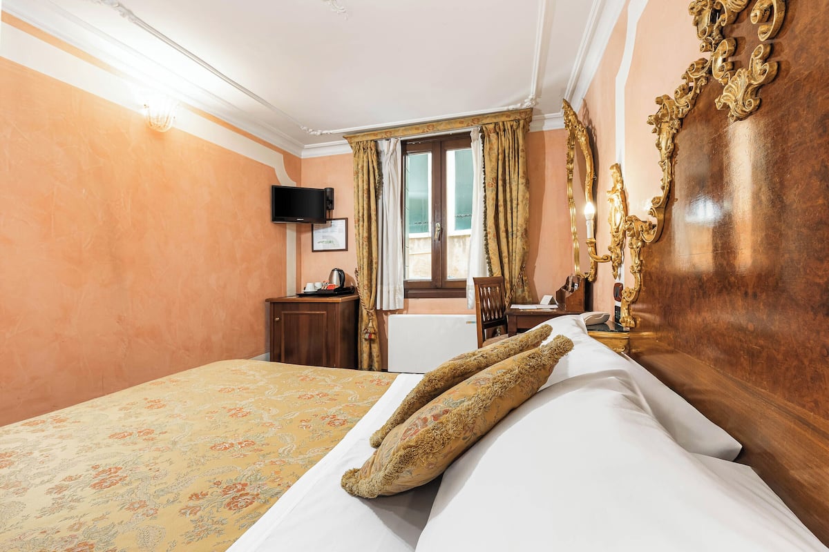 Hypo-allergenic bedding, down duvets, minibar, in-room safe