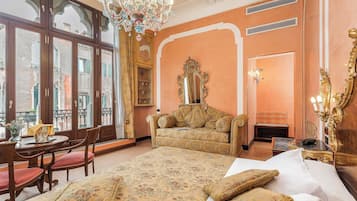 Luxury-Zimmer, Balkon, Kanalblick | Allergikerbettwaren, Daunenbettdecken, Minibar, Zimmersafe