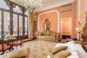 Habitación de lujo, balcón, vistas al canal | Ropa de cama hipoalergénica, edredones de plumas, minibar y caja fuerte