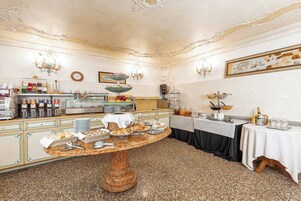 每日供应欧陆式早餐（每人 EUR 6）