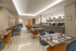 Desayuno buffet todos los días (con cargo)