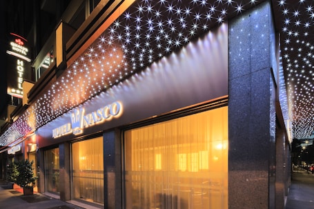 Entrada al alojamiento. Hotel Nasco