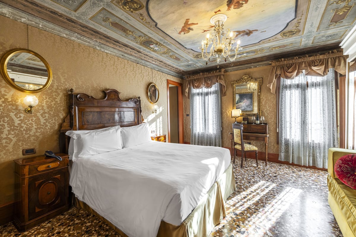 Deluxe Room, Terrace, Canal View