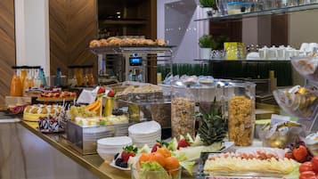 Frukostbuffé varje dag (EUR 25 per person)