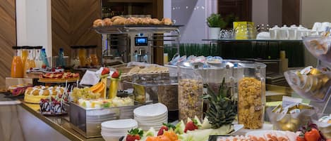 Petit déjeuner buffet (25 EUR par personne)