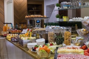 Päivittäinen buffetaamiainen (25 EUR per henkilö)