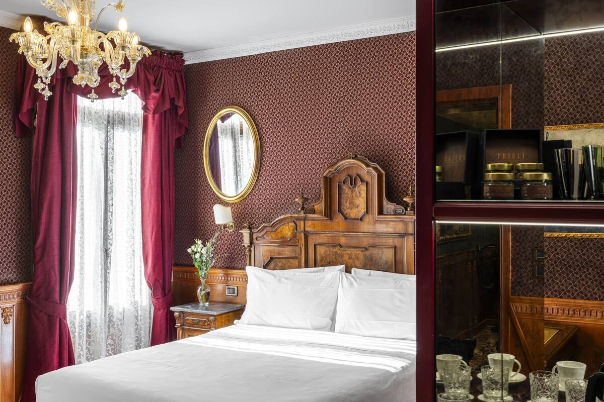 Rom – classic | Minibar, safe på rommet, skrivebord og lydisolert