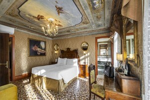 Deluxe-huone, terassi, näköala kanavalle | Minibaari, tallelokero huoneessa, työpöytä, äänieristys