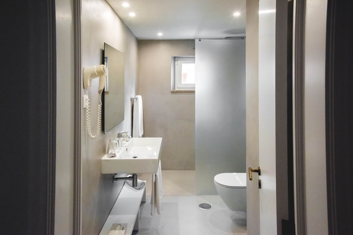 apartment, 1 bedroom | bathroom | rainfall showerhead, eco-friendly toiletries, hair dryer, towels