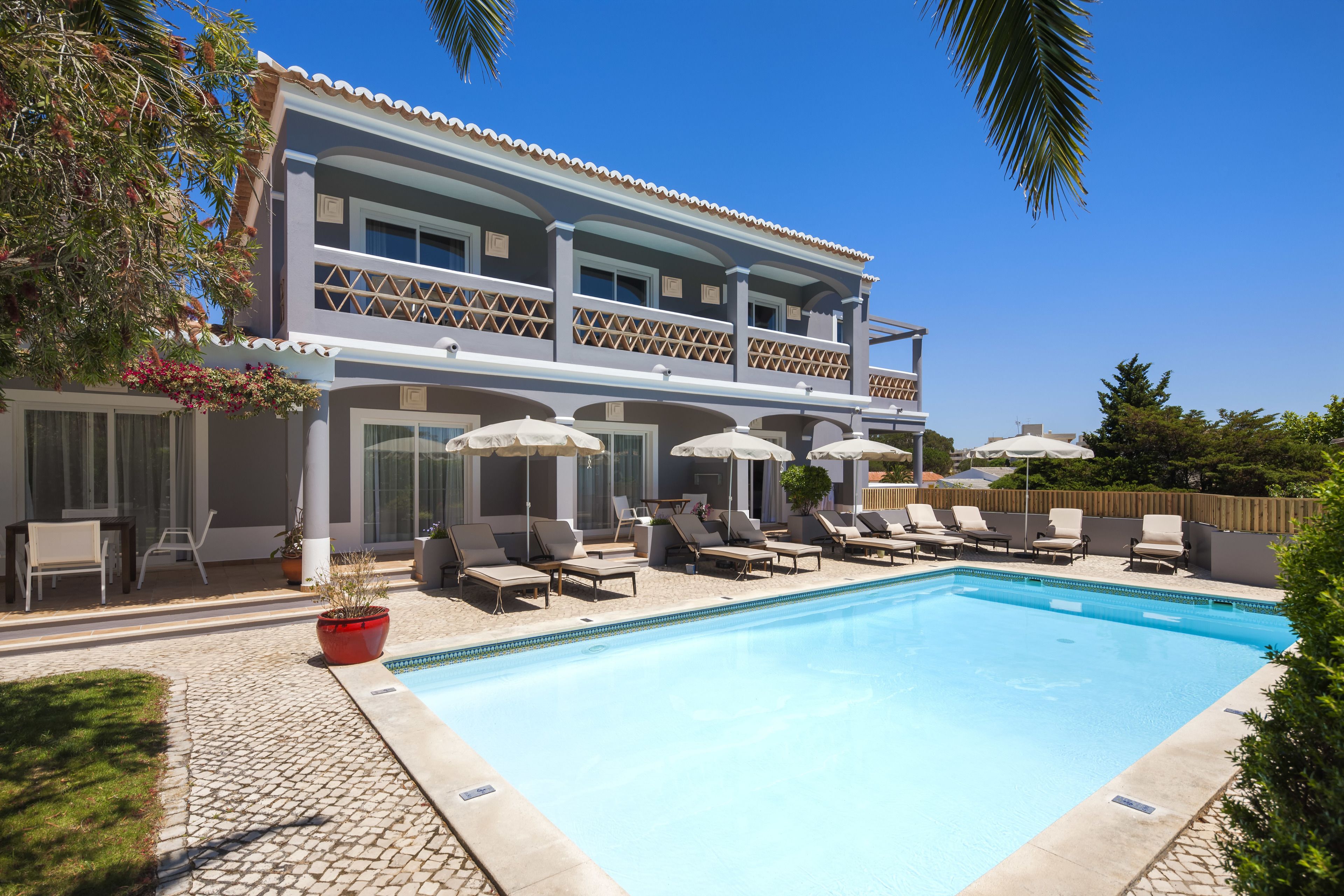 6 piscines extérieures, parasols de plage, chaises longues