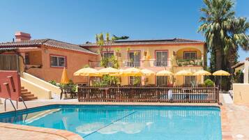 6 outdoor pools, pool umbrellas, sun loungers