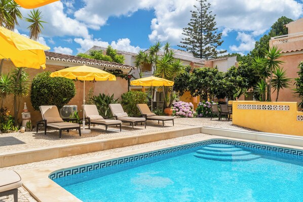 6 piscinas externas, guarda-sóis, espreguiçadeiras