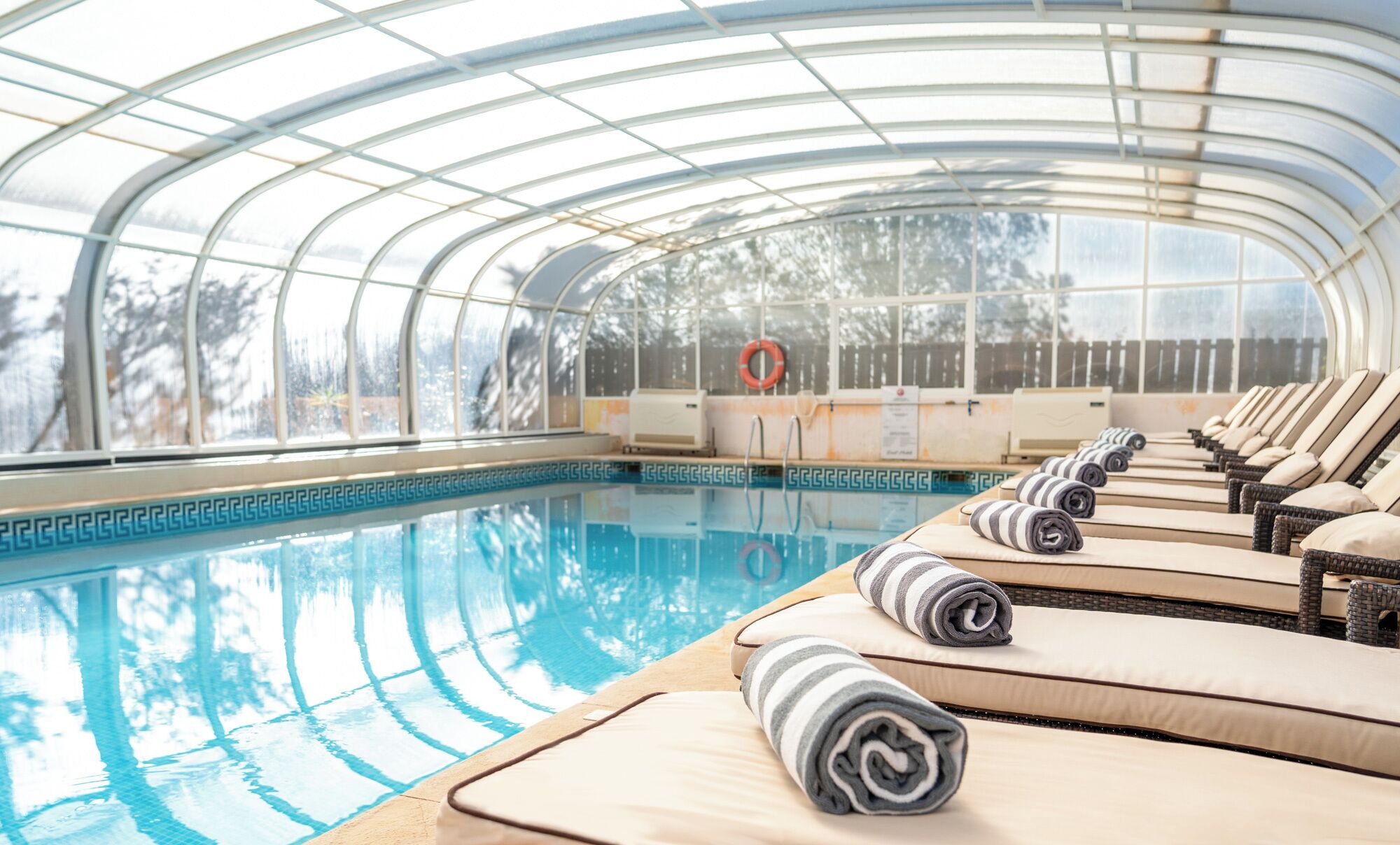 6 outdoor pools, pool umbrellas, sun loungers