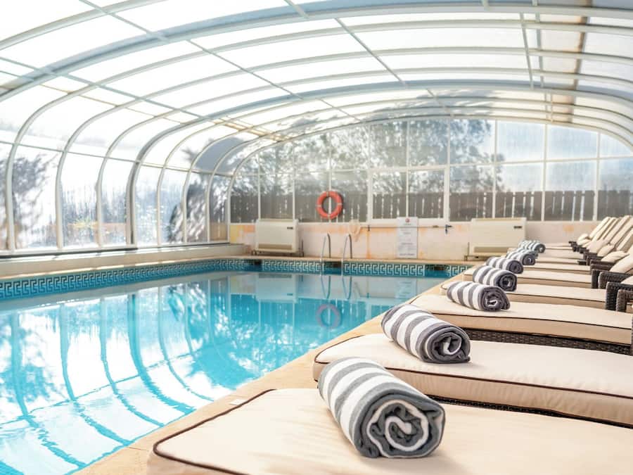 6 outdoor pools, pool umbrellas, sun loungers