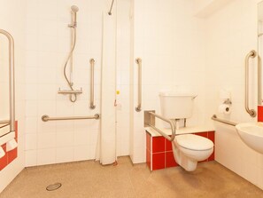 Bathroom - Travelodge Barrow in Furness (Barrow-in-Furness)