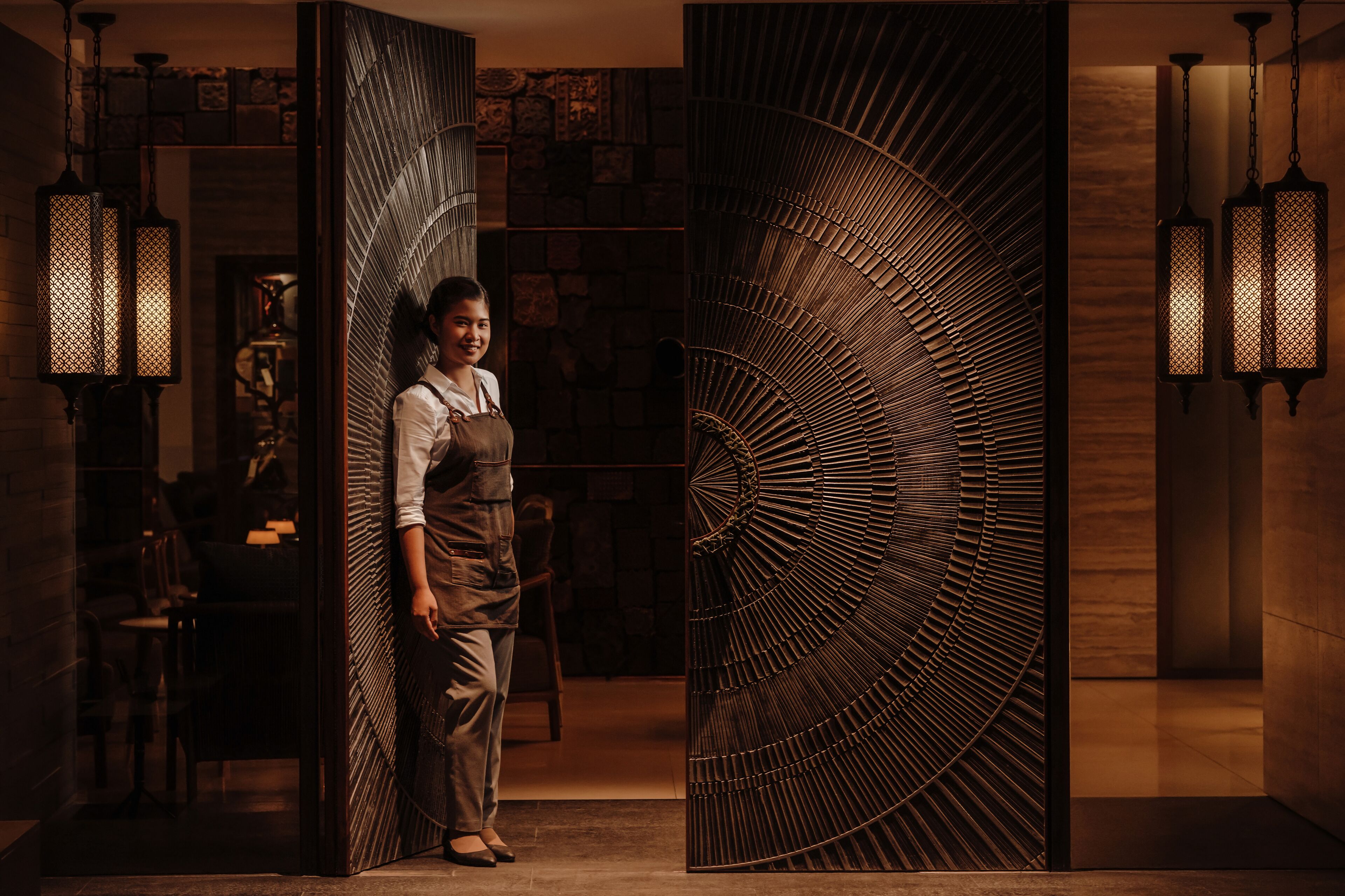 3 restaurants, breakfast, lunch served; thai cuisine