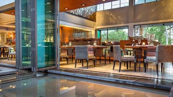 3 restaurants servant le petit déjeuner, spécialités Cuisine thaï