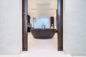 Amenidades de baño de diseñador, secadora de cabello, batas, pantuflas