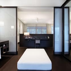 Habitación Premium (lagoon) | Minibar, caja de seguridad en la habitación y escritorio