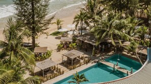 Beach nearby, white sand, free beach shuttle, beach bar