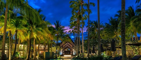 Piscina externa, espreguiçadeiras