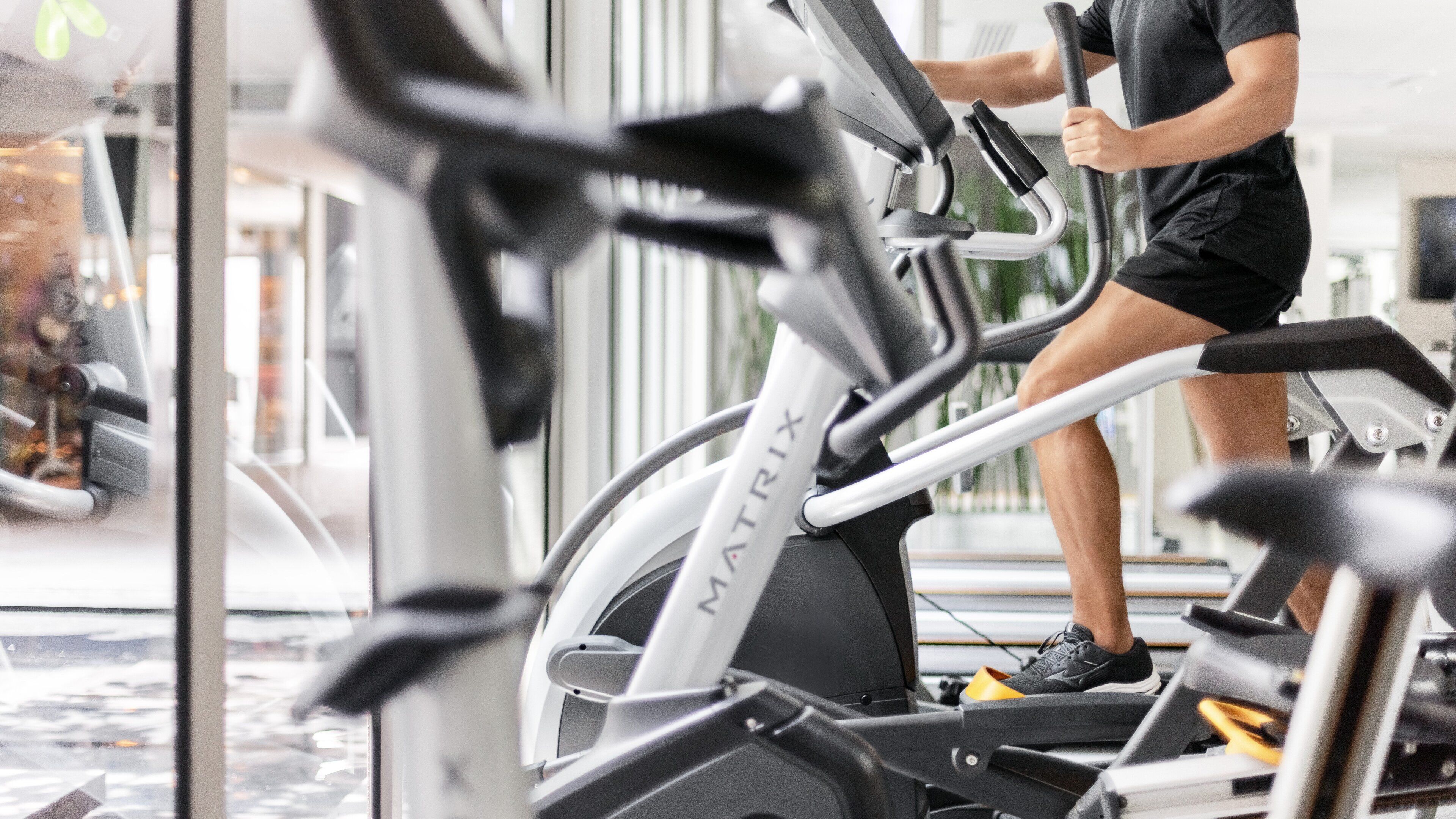 Une salle de sport équipée de tapis de course et d'appareils d'exercice.