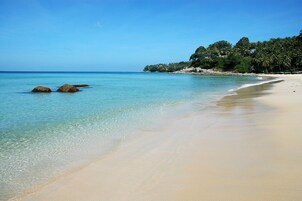 Beach nearby, white sand, free beach shuttle, beach bar