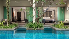 Minibar, caja de seguridad en la habitación y escritorio 