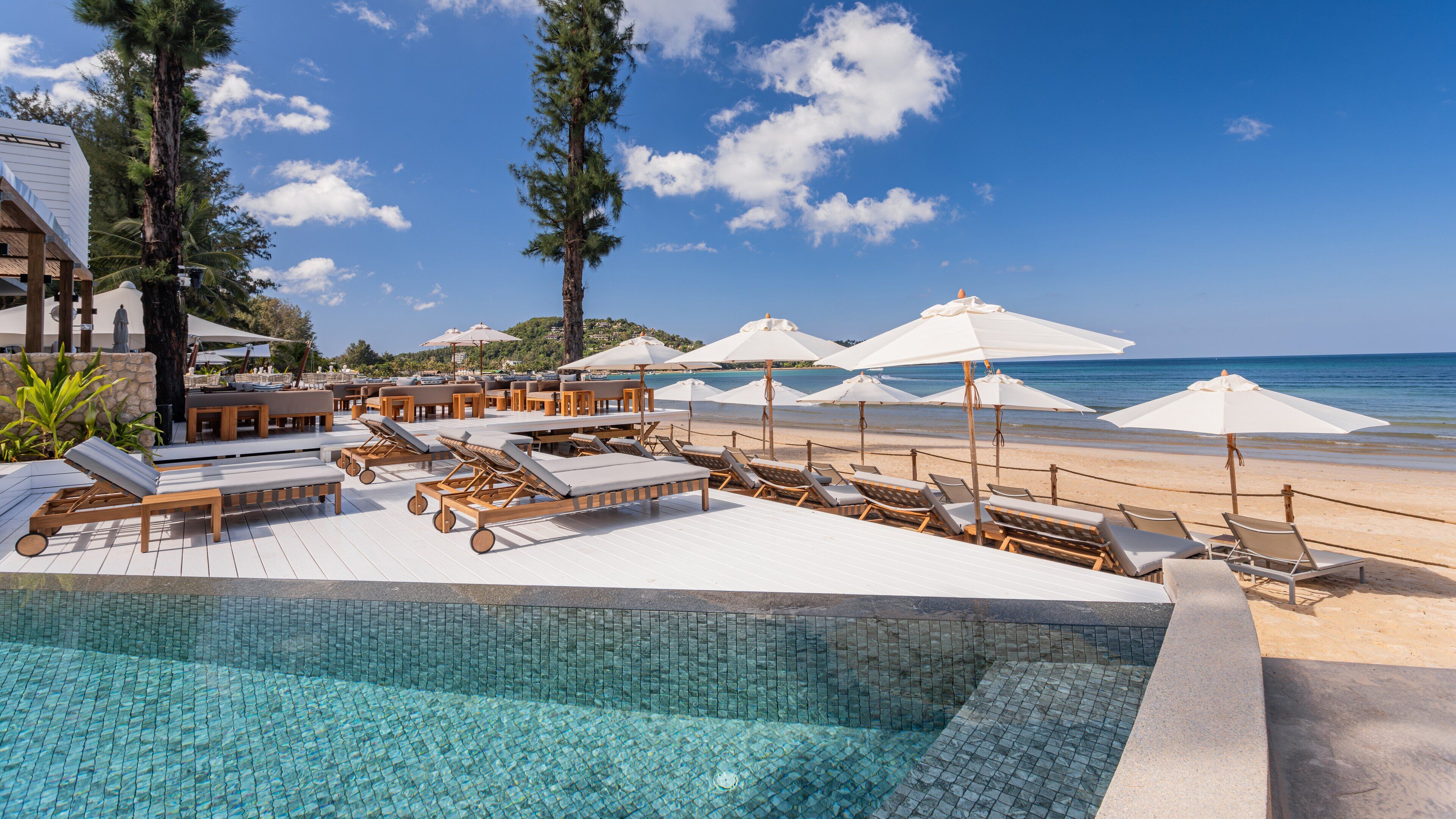 3 か所のレストラン、朝食、ランチに営業 (タイ料理)